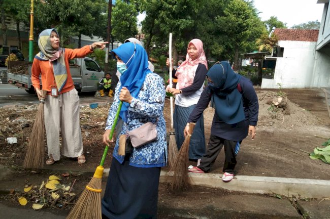 Kegiatan bersih lingkungan dalam rangka program K3 Adipura