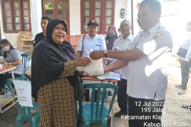 Penyerahan bantuan stunting tahap II bagi 93 KK warga Klaten Tengah berupa 1 kg daging ayam dan 1 kg telur di Kantor Pos