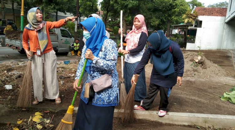 Kegiatan bersih lingkungan dalam rangka program K3 Adipura