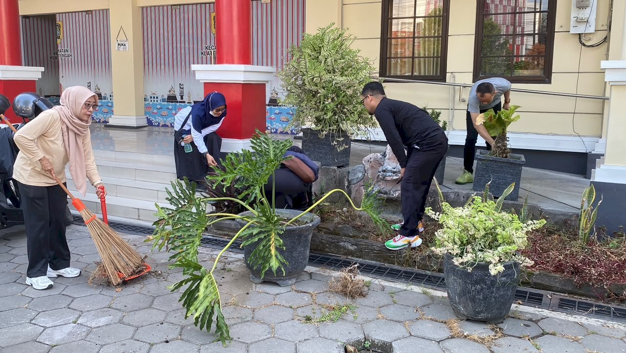 Rapat Koordinasi (Rakoor) Persiapan Penilaian Evaluasi Kinerja Kecamatan (EKK) yang dilanjutkan dengan Gerakan Jumat Bersih pada hari Jumat, 18 September 2026 di lingkungan Kantor Kecamatan Klaten Tengah.