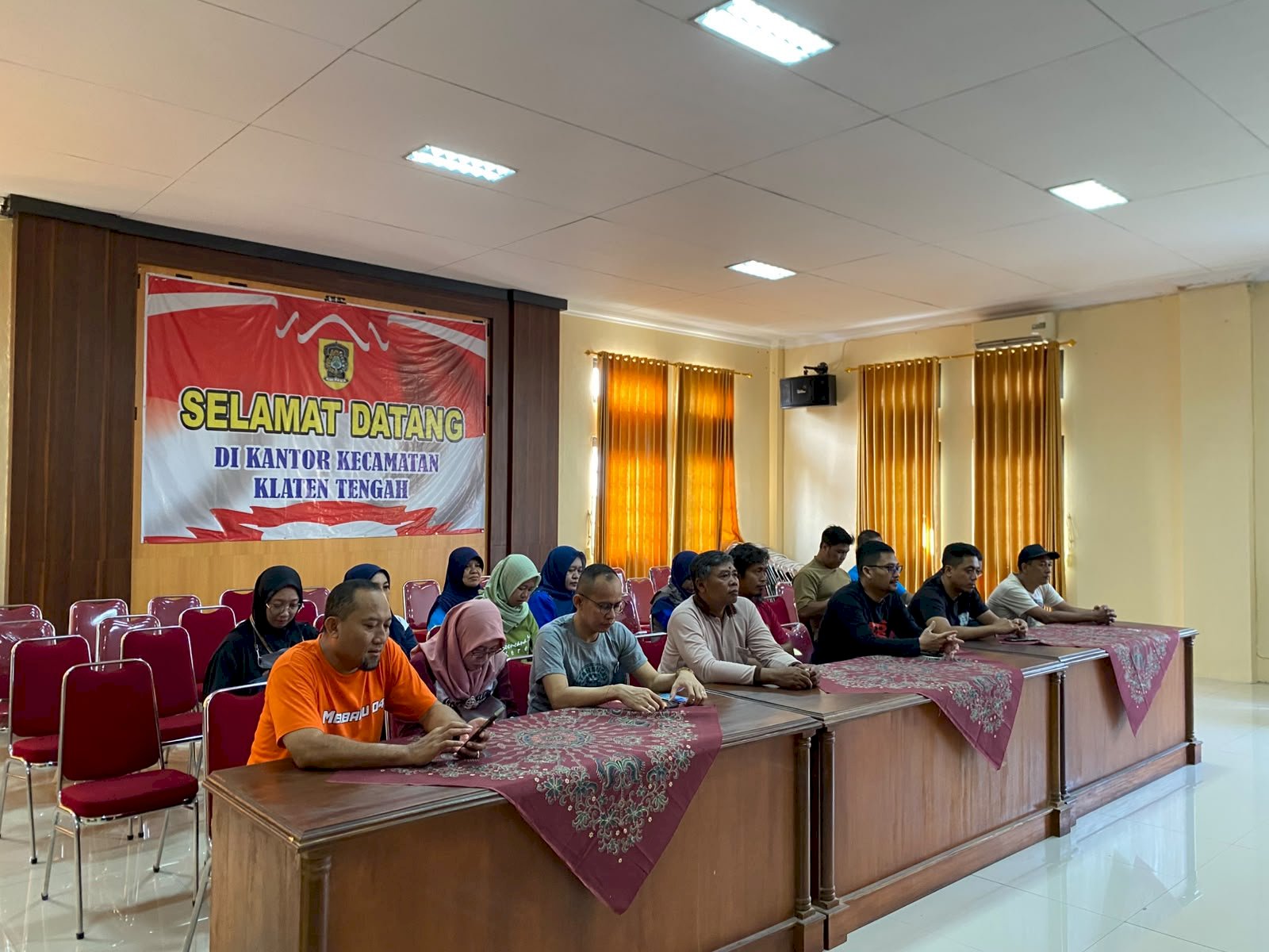 Rapat Koordinasi (Rakoor) Persiapan Penilaian Evaluasi Kinerja Kecamatan (EKK) yang dilanjutkan dengan Gerakan Jumat Bersih pada hari Jumat, 18 September 2026 di lingkungan Kantor Kecamatan Klaten Tengah.